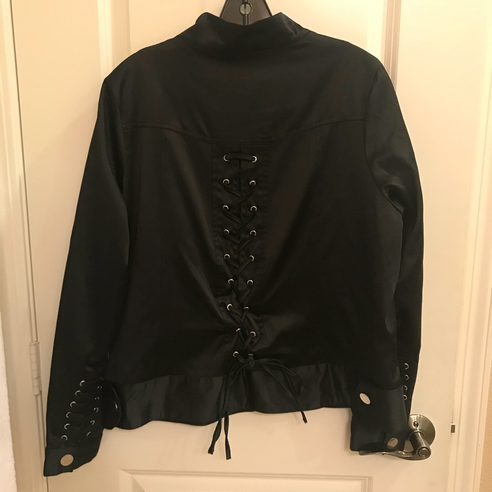 Black Jacket 🖤 - Picture 2 of 8